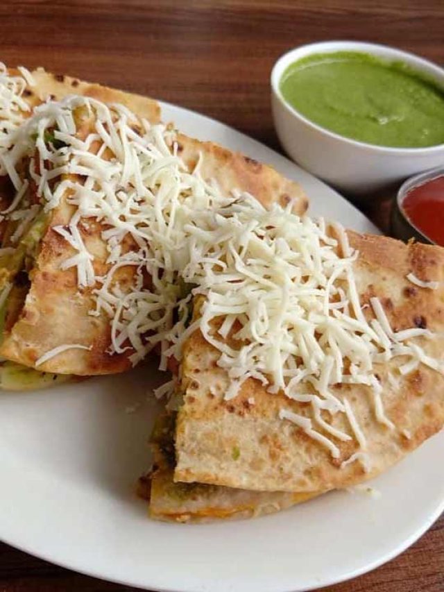 बची हुई रोटी से बनाएं Cheese Chapati Sandwich